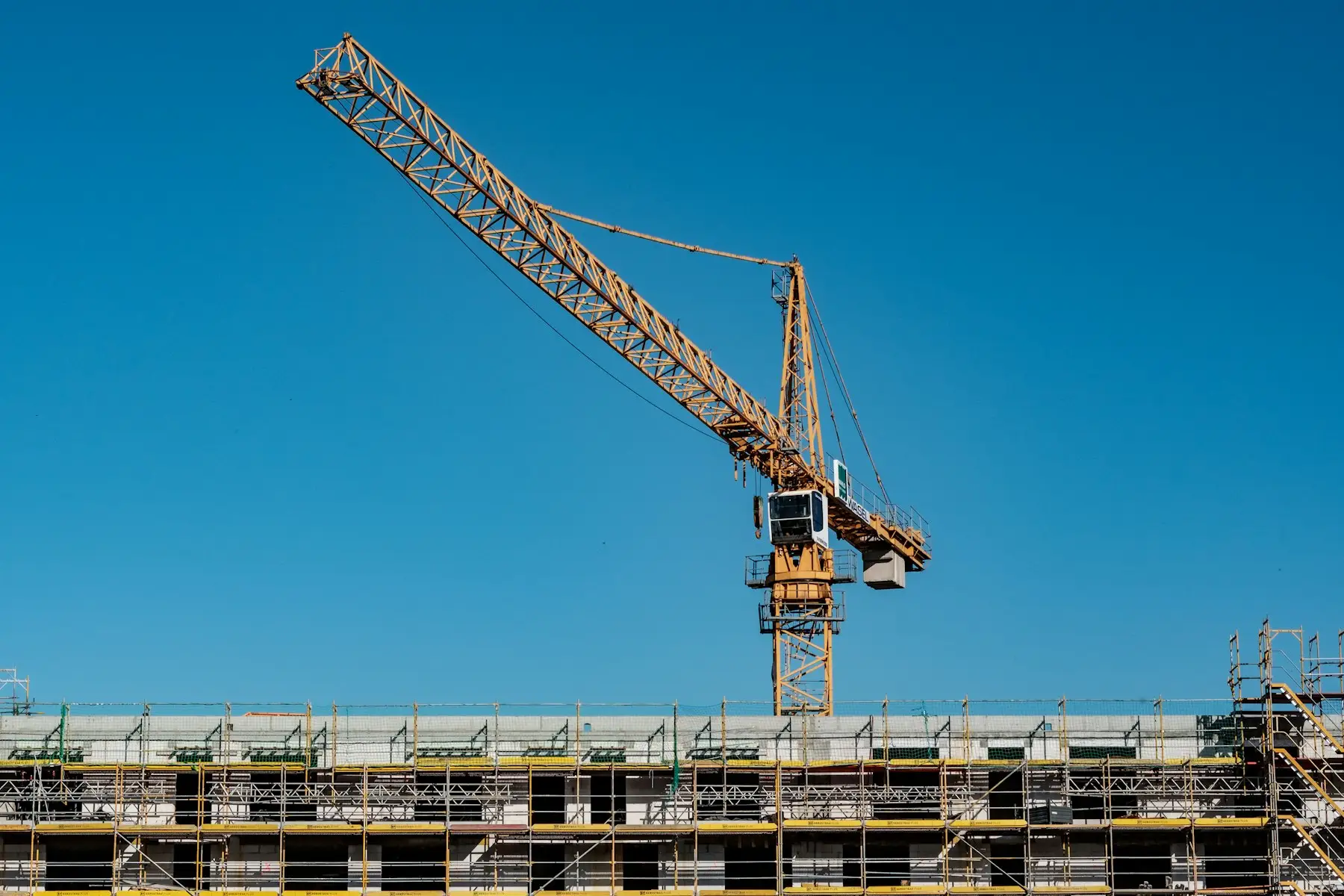 Turmdrehkran auf der Baustelle
