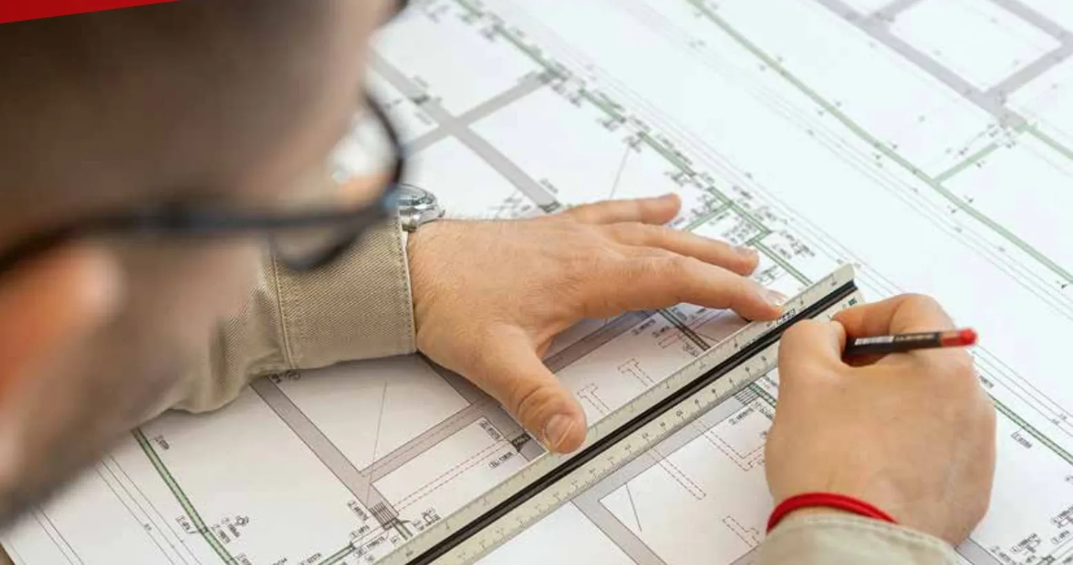 Architekt bei der Planung am Bauplan
